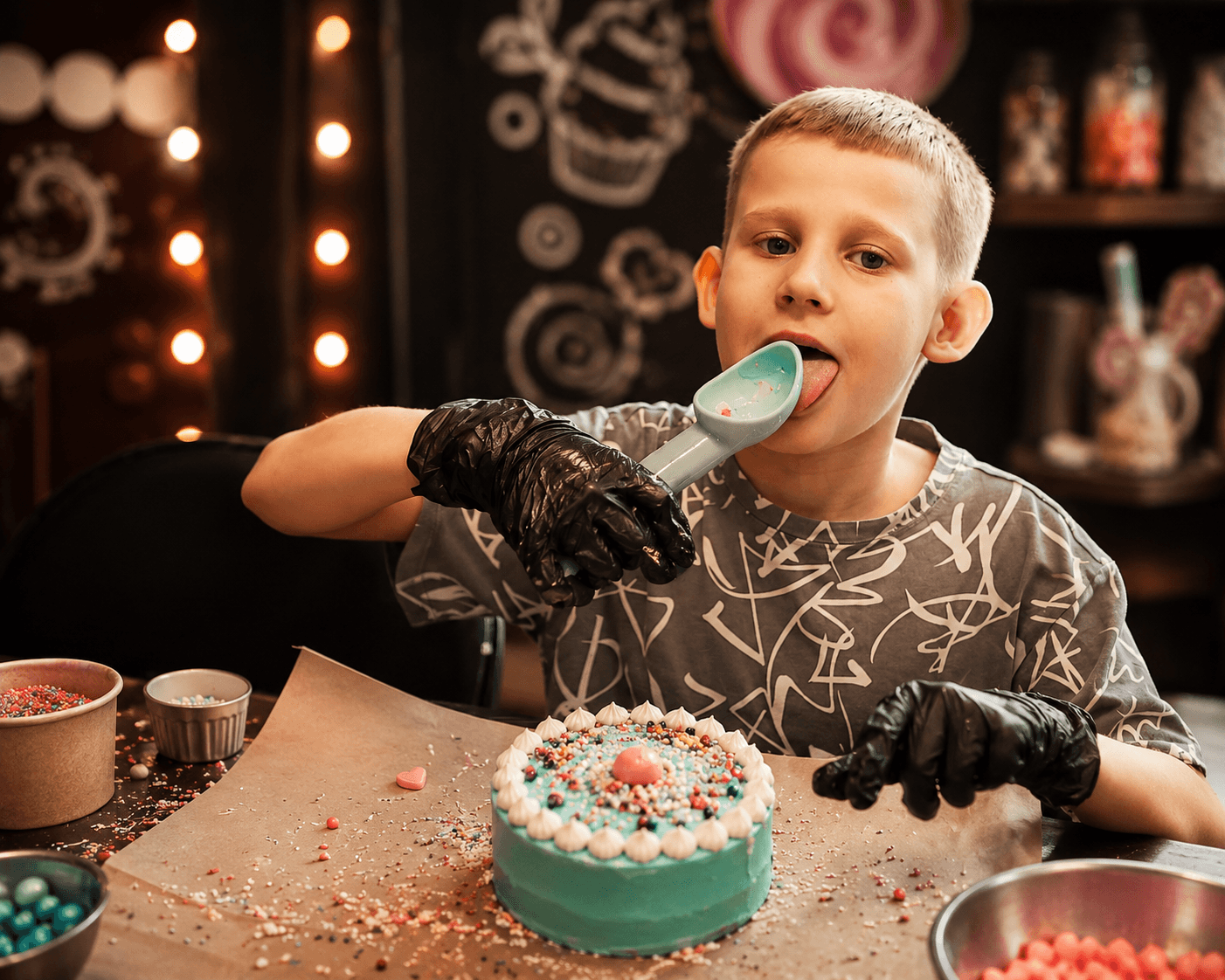 Мальчик пробует готовый бенто-торт из мороженого